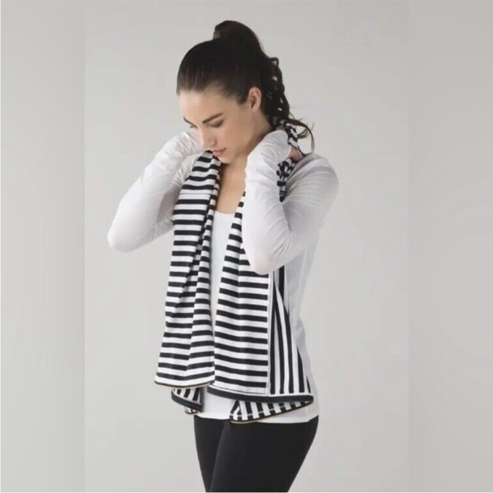 LuluLemon Vinyasa zip scarf